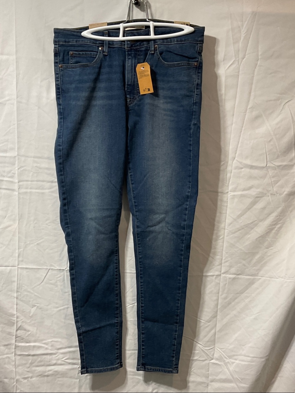 Levi's Ladies Skinny Jeans in Medium Blue Wash - Picture 1 of 4